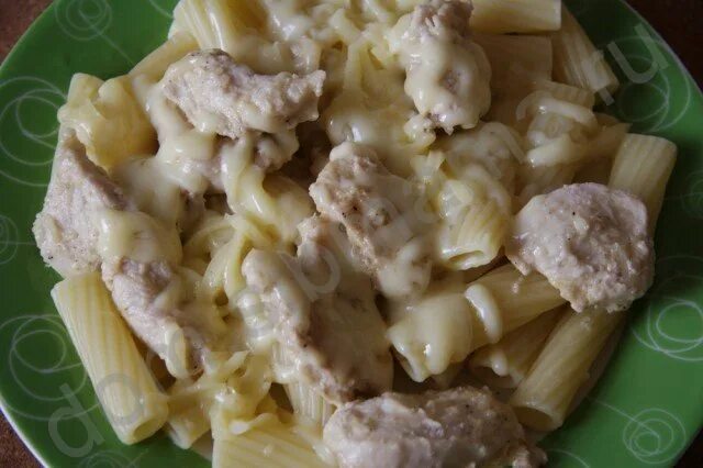 Куриное филе с макаронами в сковороде. Паста с филе. макароны с куриной грудкой на сковороде. куриное филе с макаронами на сковороде. макароны с сыром и куриным филе.
