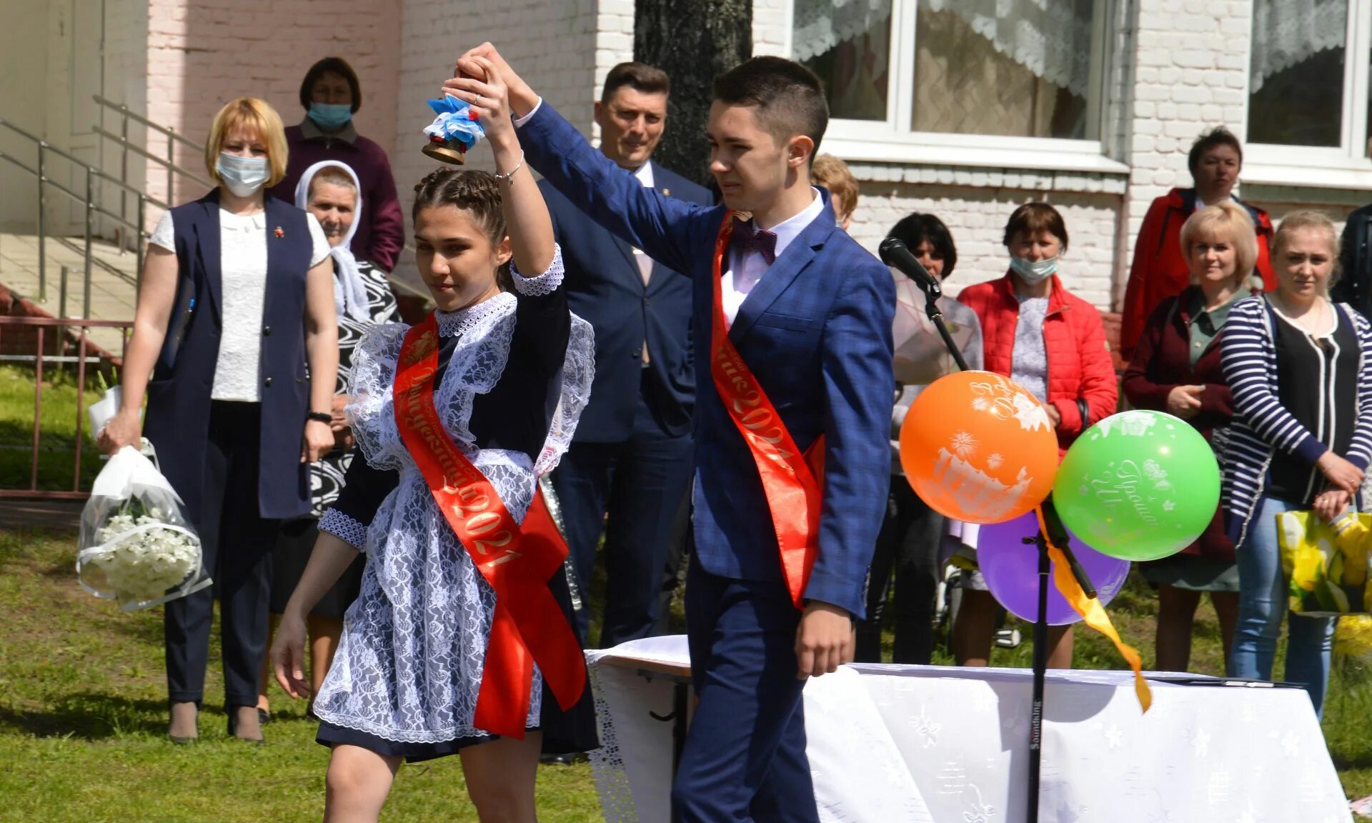 11 класс 3 классы. 11 класс 3 классы. 11 класс 3 классы. лицей 9 новосибирск. выпускница школы.