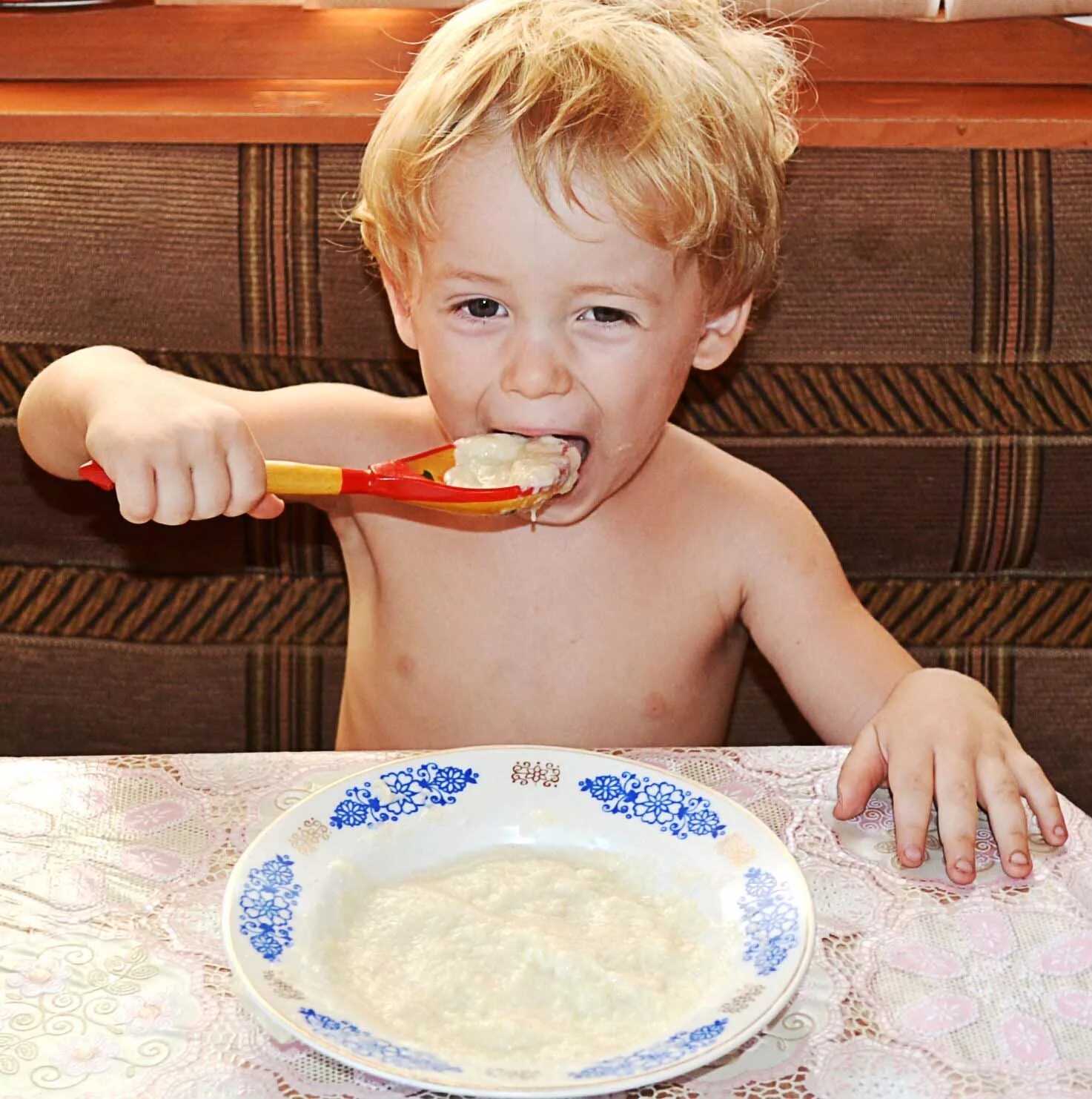 Кашку хочешь. Мальчик ест кашу. Кушать кашу. Ребенок завтракает. Дети за столом.