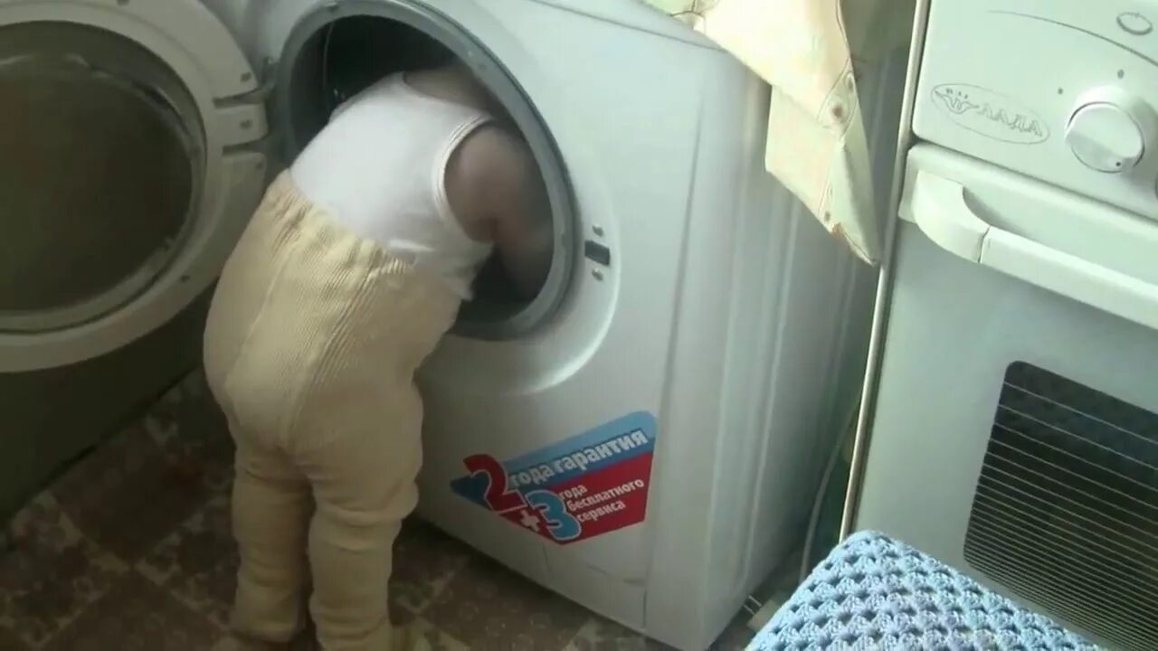 Включи стирай машину. Ребенка запихали в стиральную машинку. Стиральная машина для детей. Ребенок в стиралке. Залез в стиральную машину.
