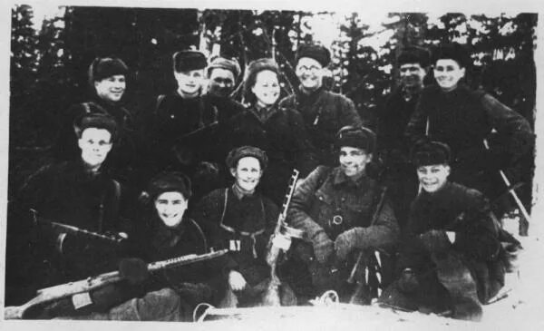 разведчики партизанских отрядов. партизанский отряд красный онежец. партизаны великой отечественной войны. разведчики партизанских отрядов. партизанский отряд разведчики.