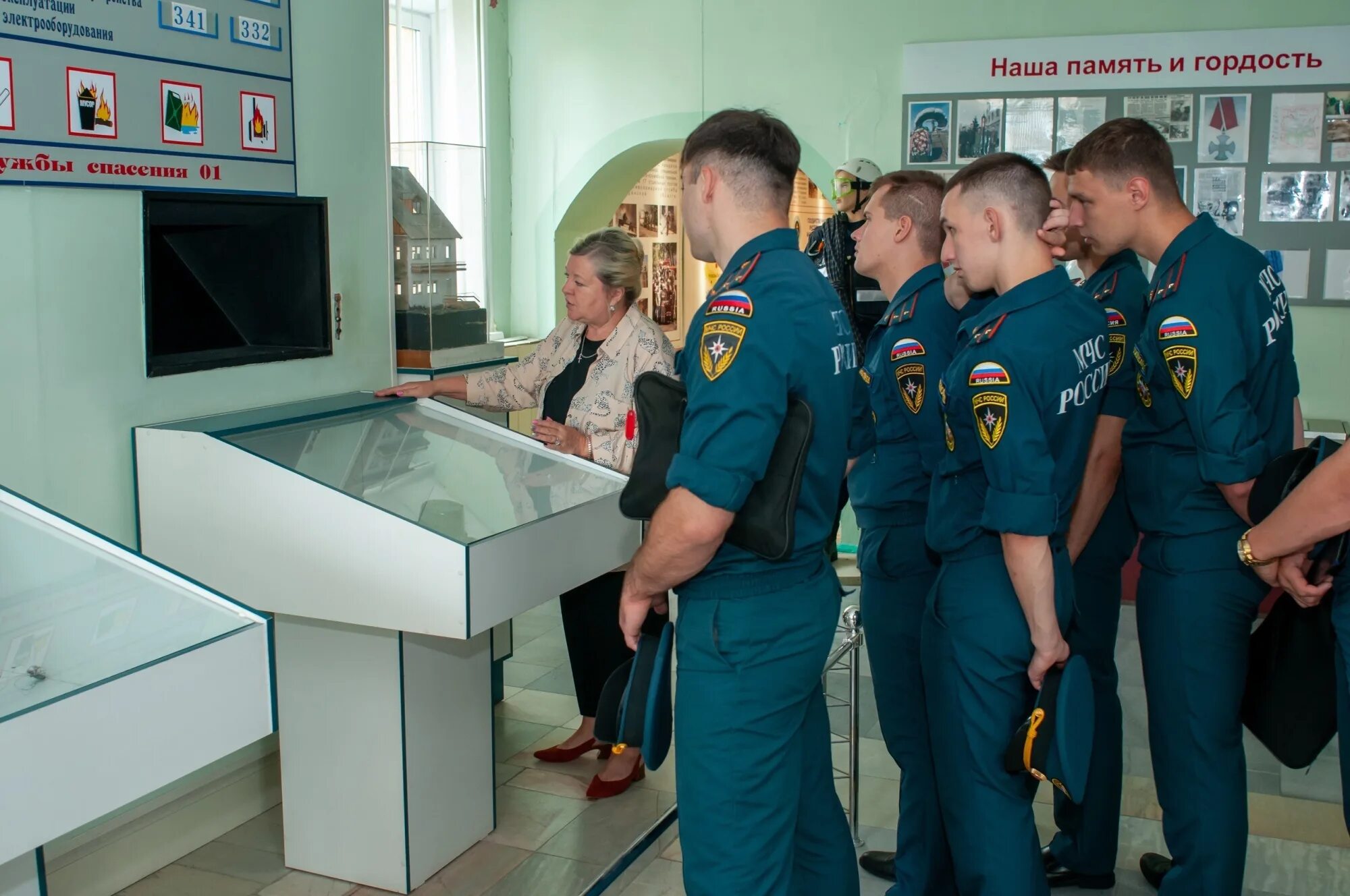 Новости брянска подсмотрено. Главное управление МЧС. Сайт МЧС России по Брянской области. Служебное управление МЧС по Брянской области. Девушка офицер МЧС России.