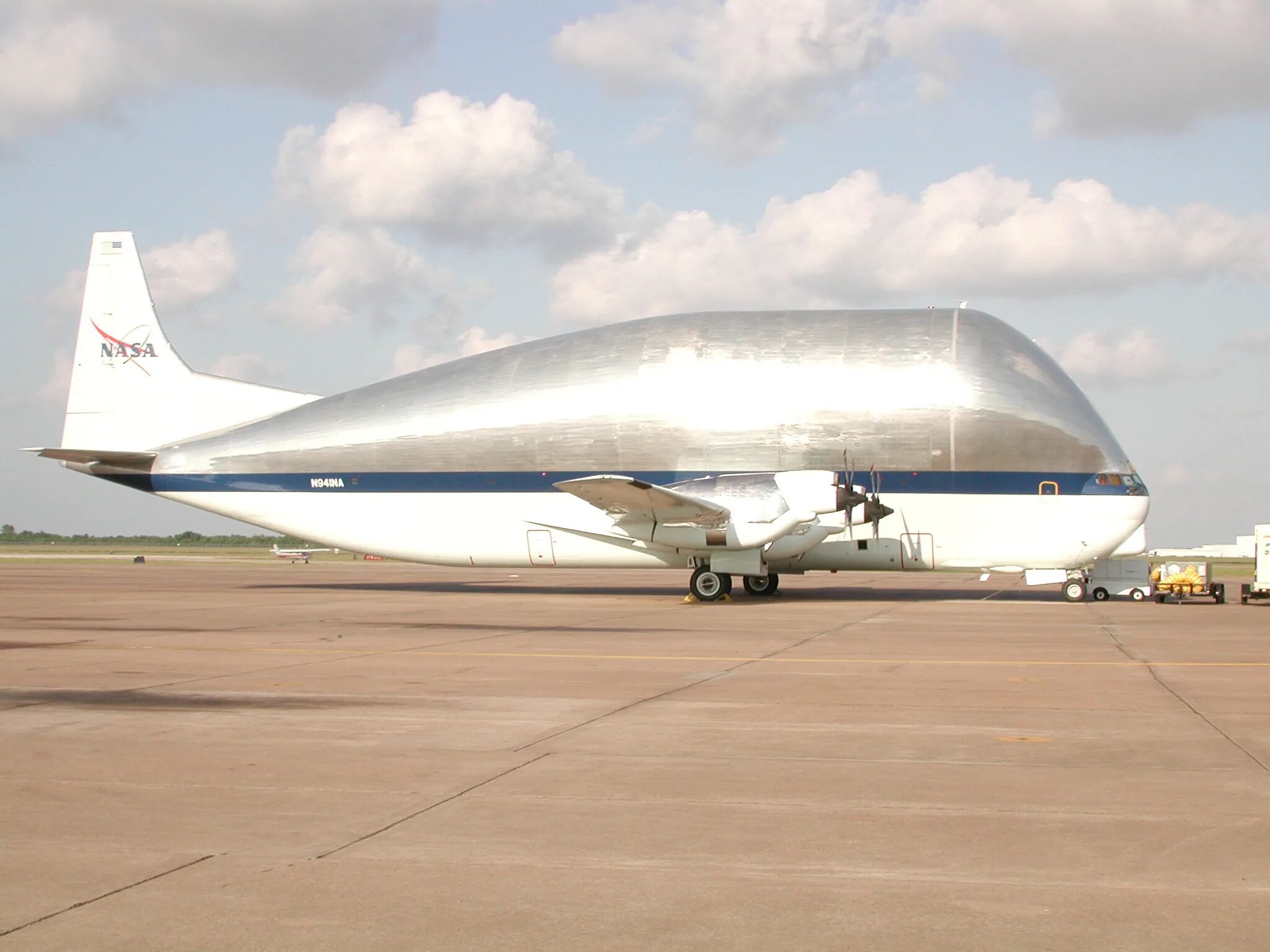 Первые грузовые самолеты. Super Guppy самолет. Грузовой самолет super Guppy. Guppi 1 самолет. Самолет гуппи грузовой.