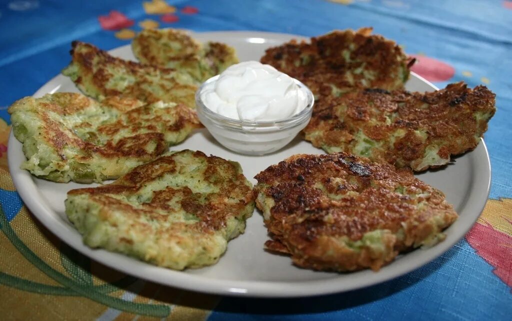 Капустные биточки. Капустные котлеты с манкой на сковороде. Котлеты из молодой капусты. Котлеты из капусты с яблоками. Котлеты из манки без яиц