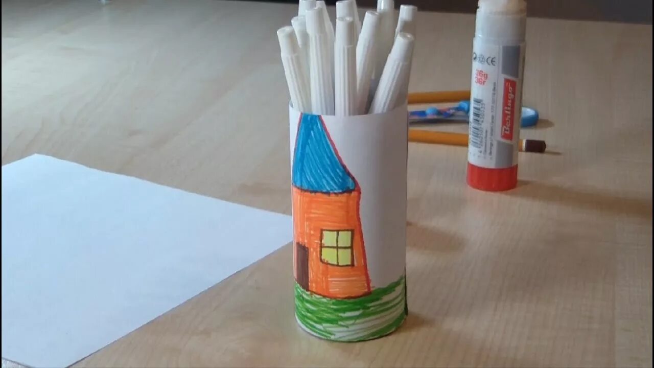 Поделки из бумаги из клея видео. Стакан для карандашей из бумаги. поделка карандаш из картона. поделки из клея карандаша. поделка из бумаги и фломастеров.