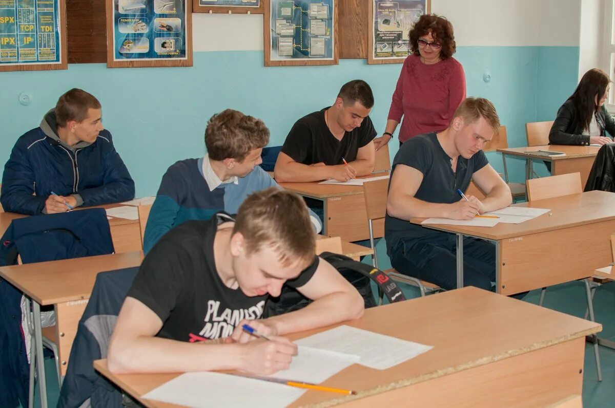 Линейка в колледже. Шестидневка в колледже. Колледж экономики оренбург. Фото 4 вернули школу. Шестидневка в колледже.