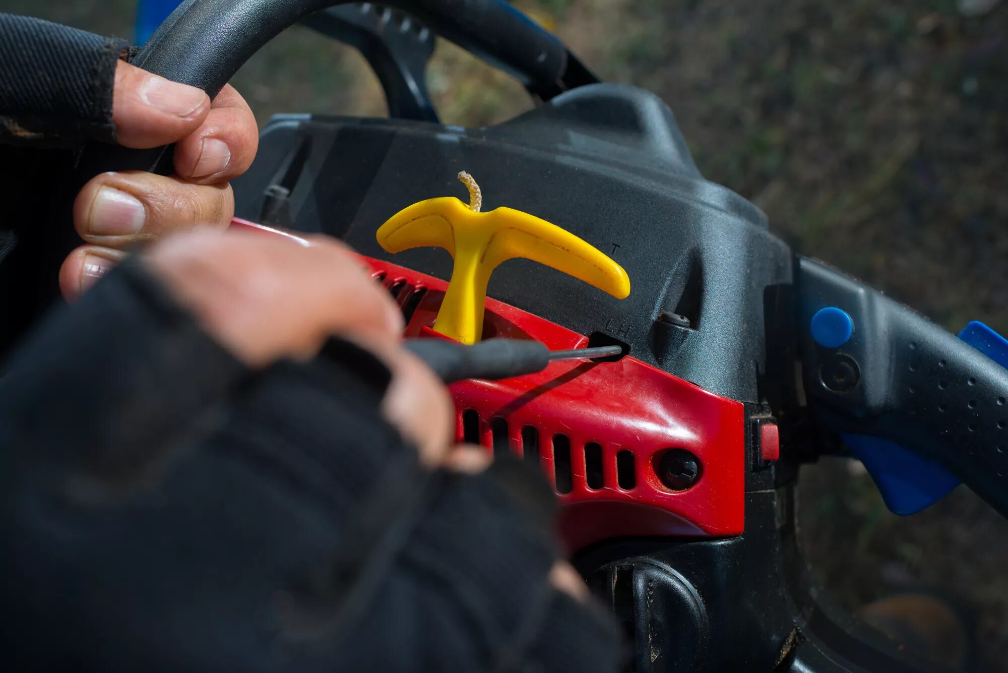 Хускварна 355f регулировка карбюратора. Схема подключения трубок карбюратора бензопилы чемпион 137. Маркировка винтов регулировки карбюратора бензопилы. Как правильно отрегулировать бензопилу. Регулировка бензопилы обозначение.