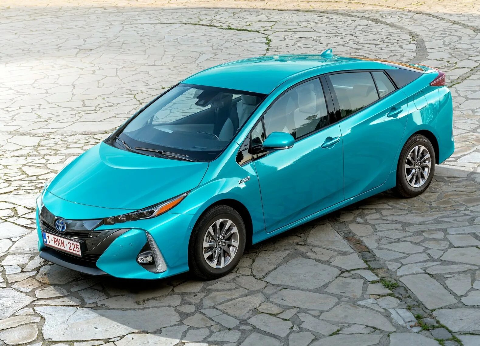 Toyota prius цены. Toyota Prius. Тойота Приус гибрид. Toyota Prius 2022. Toyota Prius Plug-in Hybrid.