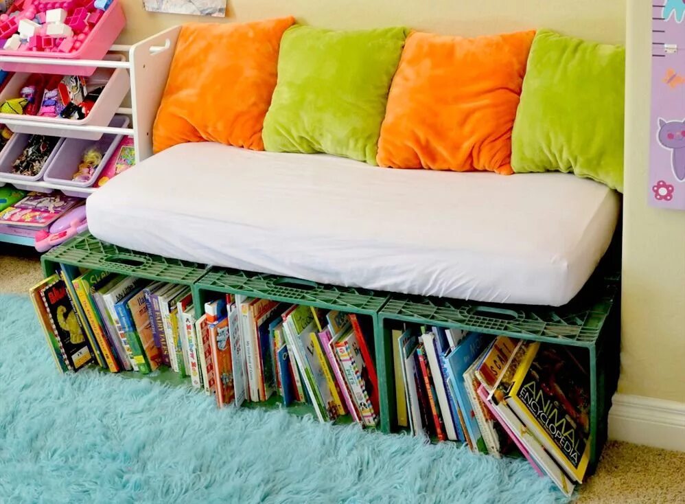 Удобно использовать в качестве. Хранение книг в детской. Мебель из пластиковых ящиков. Диван из пластмассовых ящиков. Кровать из пластиковых ящиков.