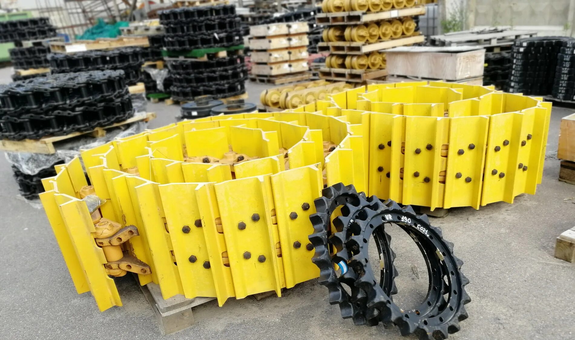 Гусеница jcb. Цепь гусеничная jcb 330. держатель гусеницы jcb js205. ножи дресста тд15.