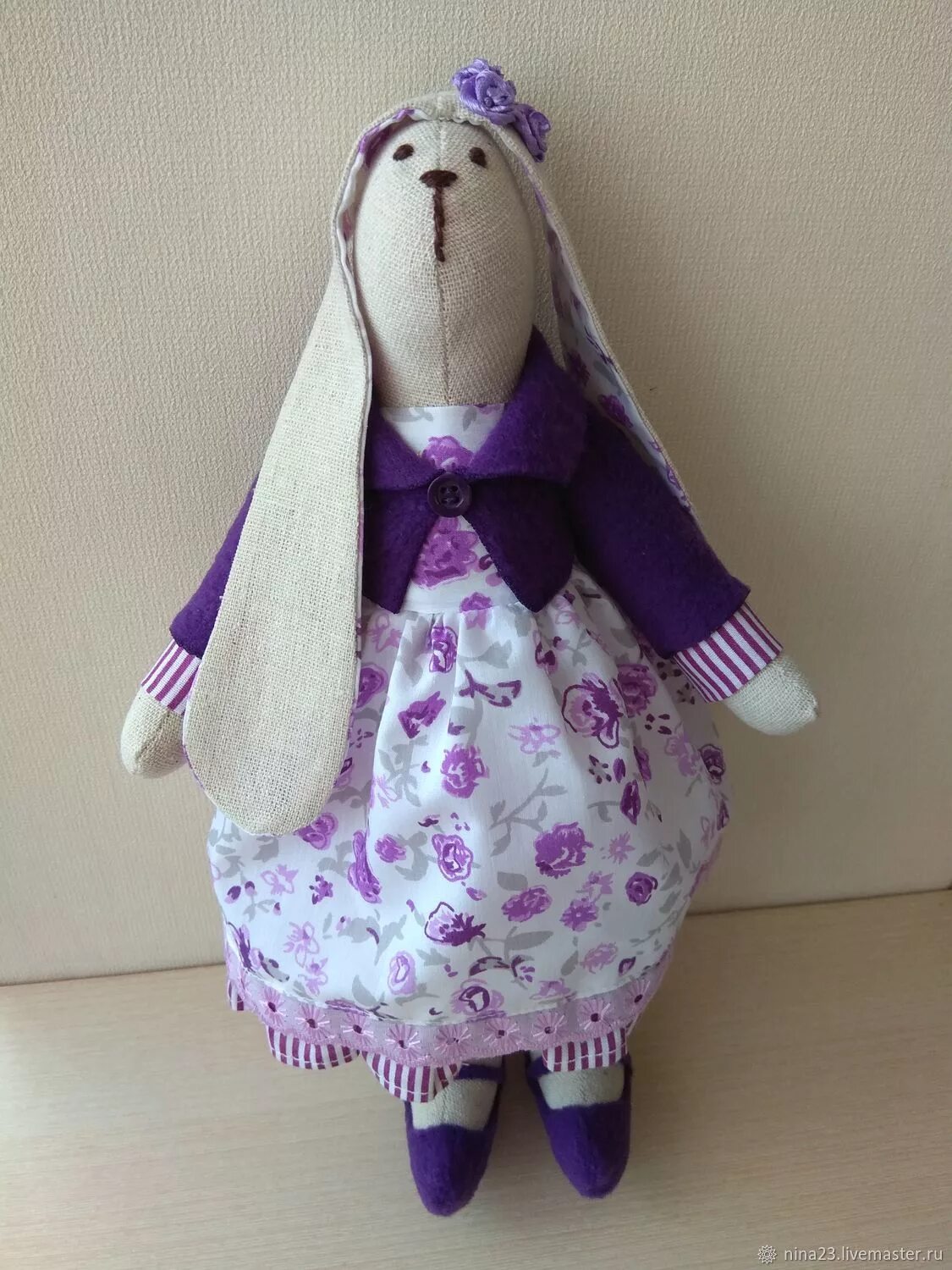 Одежда для зайца тильда. Заяц тильда яны дымской. Заяц тильт. Вязаные зайцы тильда в одежде. Тильды зайцы описание.