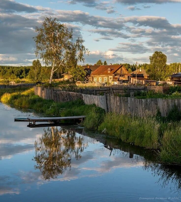 Красивая деревня. Река Турья Карпинск. Карпинск речка Турья Свердловская область. Река Турья Свердловская область. Город Карпинск природа.