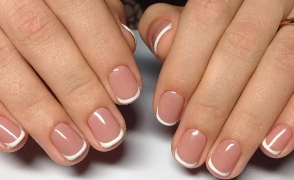 Френч на короткие ногти. Френч классика 2023. Shellac лунный френч. Французский маникюр на короткие ногти. Французский маникюр на короткие ногти.