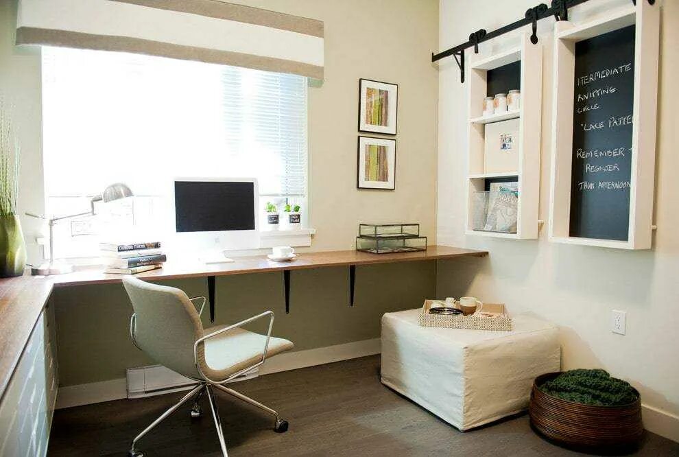 Статус рабочего места. Комната на рабочий стол. Письменный стол в интерьере. Компьютерный стол в интерьере. Дизайнерское рабочее место.