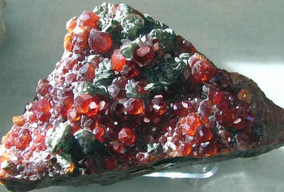 Гранат пироп. Минерал из гранатов. Красный гранат пироп. Минерал из гранатов. Альмандин и пироп.