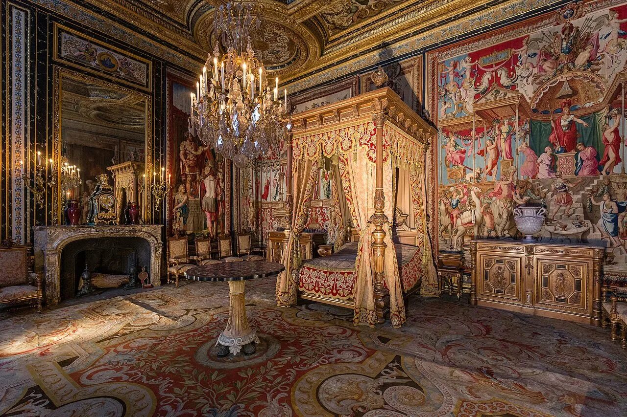 Какой дворец в холопе 2. Версальский дворец спальня королевы. Спальня императрицы дворец Фонтенбло. Спальня императора, дворец Фонтенбло, Франция. Дворец Фонтенбло интерьеры.