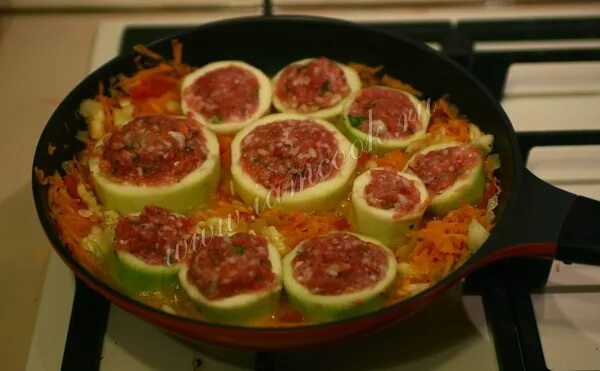 Фаршированные кабачки на сковороде. Кабачки с фаршем на сковороде кружочками. Кабачки с фаршем в кастрюле. Жареные кабачки с фаршем. Фаршированный кабачок в кастрюле.