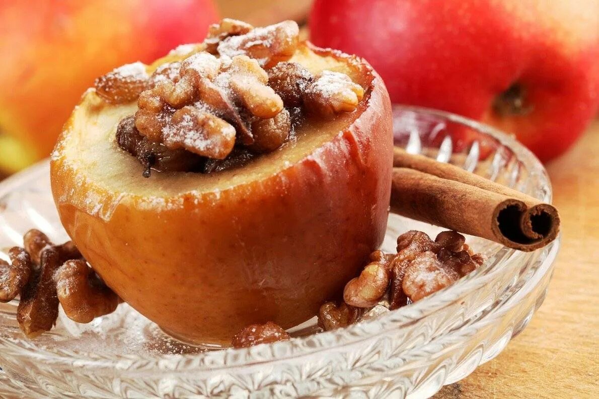 Печеные яблоки. Печеные яблоки с орехами и медом. Запеченные яблоки с орехами. Печеное яблоко с грецким орехом.