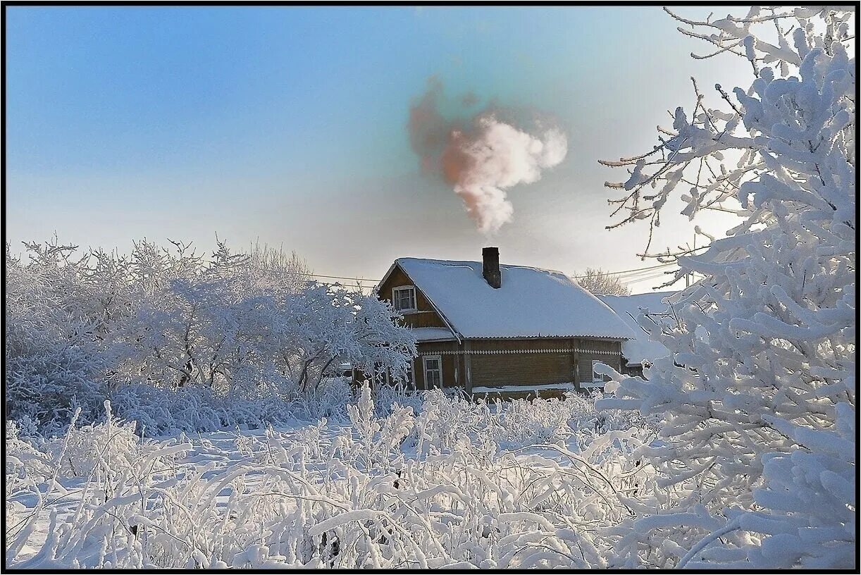 Дымка снега. Зима дым из трубы. Деревня в снегу. Дым из трубы зимой. Зима дом труба.