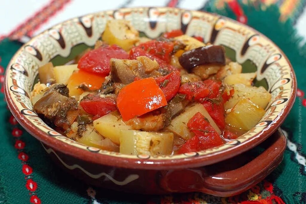 Жаркое в горшочке с овощами. Патлыджан гювеч. Гювеч болгарский. Гювеч из свинины жаркое с овощами. Гивеч молдавский.