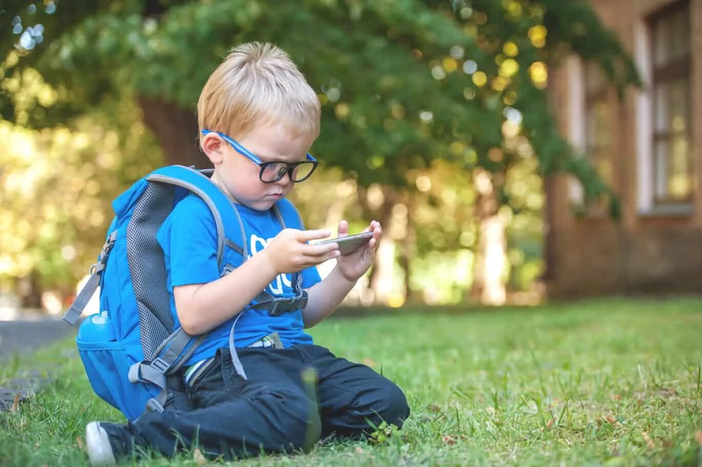 Child focus. Зрение у детей. Школьник в очках. Очки для детей. Ребенок в очках на природе.