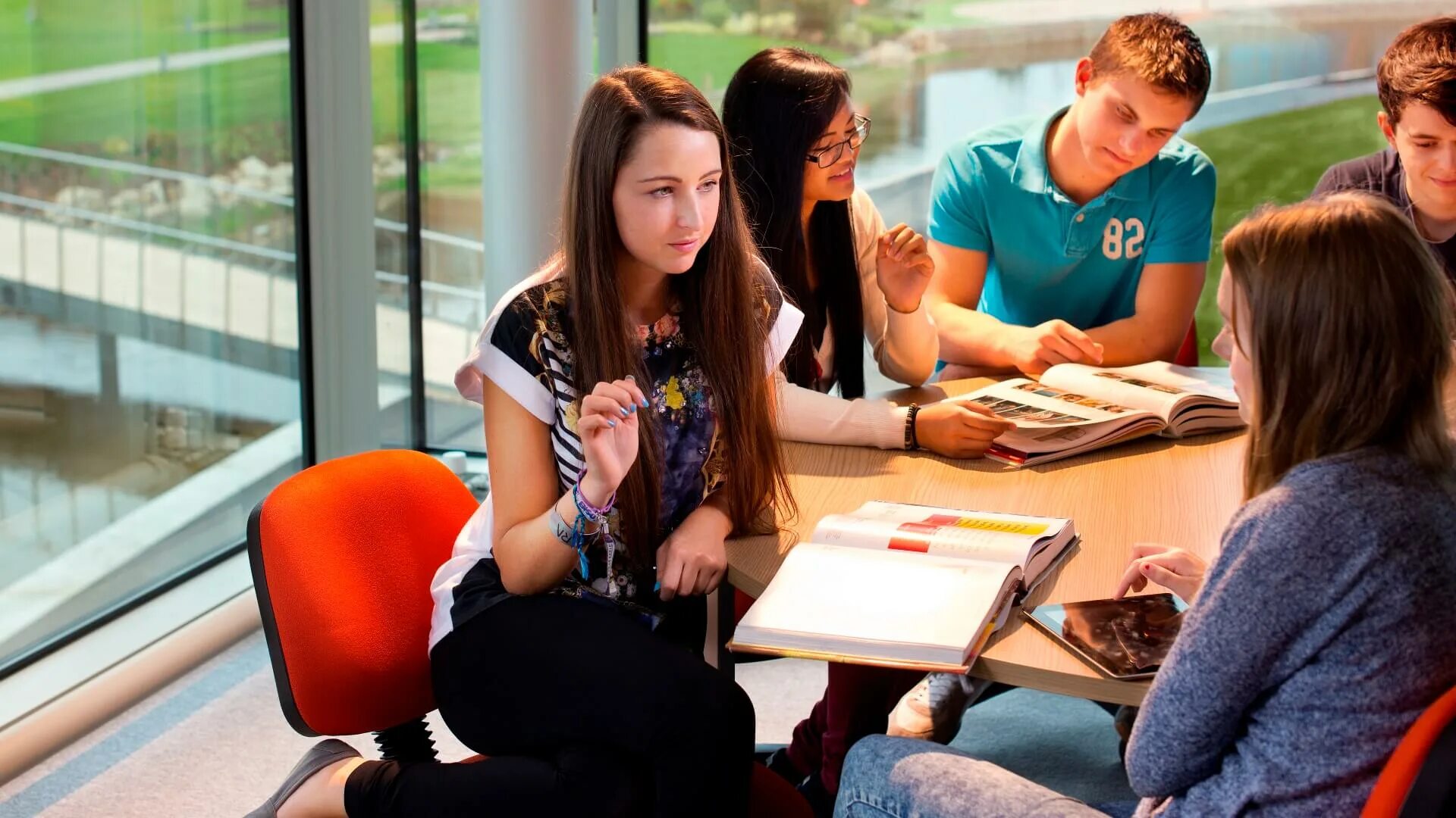 Students windows. Современный студент. Студенты в классе. Разговор студентов. Финские школьники.