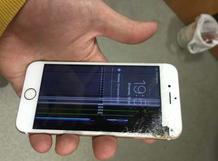 Потекла матрица на айфоне. Потек дисплей. Матрица на айфон 10. Айфон 7 экран. Полоски на экране смартфона.