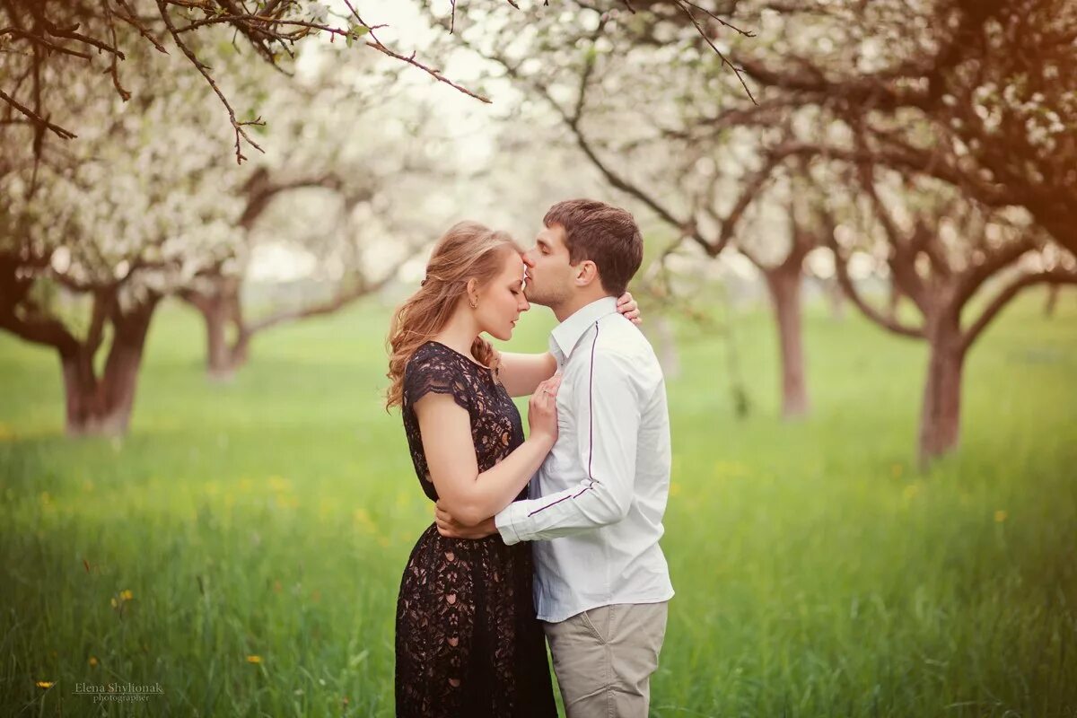 Фотосессия love story идеи на природе. Love story flowers. Девушка в цветущем саду. Романтическая фотосессия на природе. Романтическая фотосессия в ромашках.