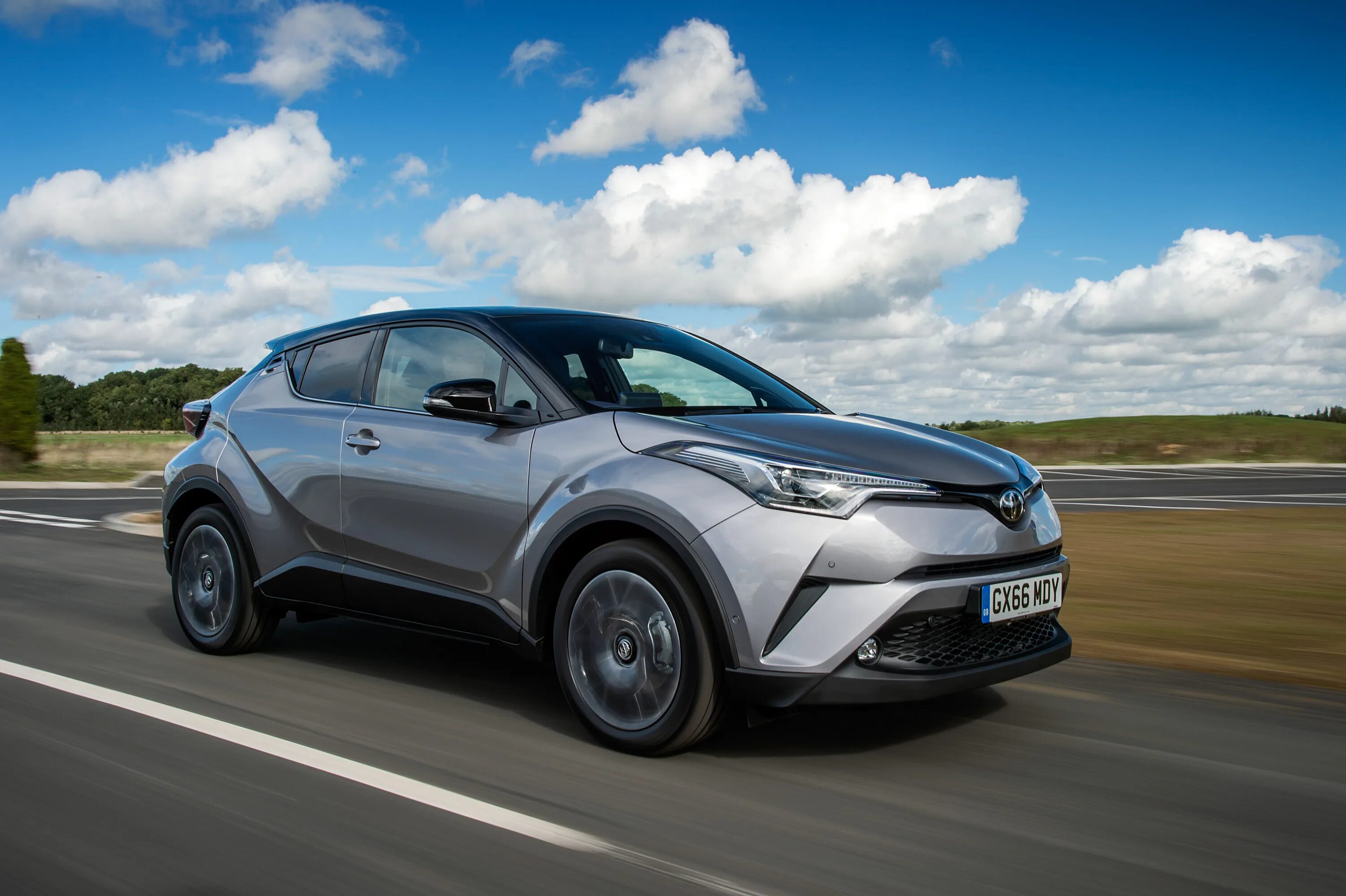 Кроссовер тойота цена. Toyota Chr гибрид. Тойота Chr 2016. Toyota c-HR 2016. Toyota c-HR 2017.