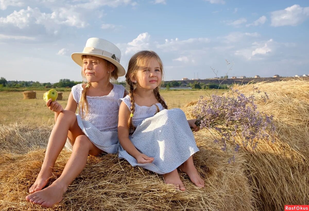 Босая деревенская девочка. Девушки в деревне летом. Дети из деревни. Девочка в деревне. Деревенские женщины.
