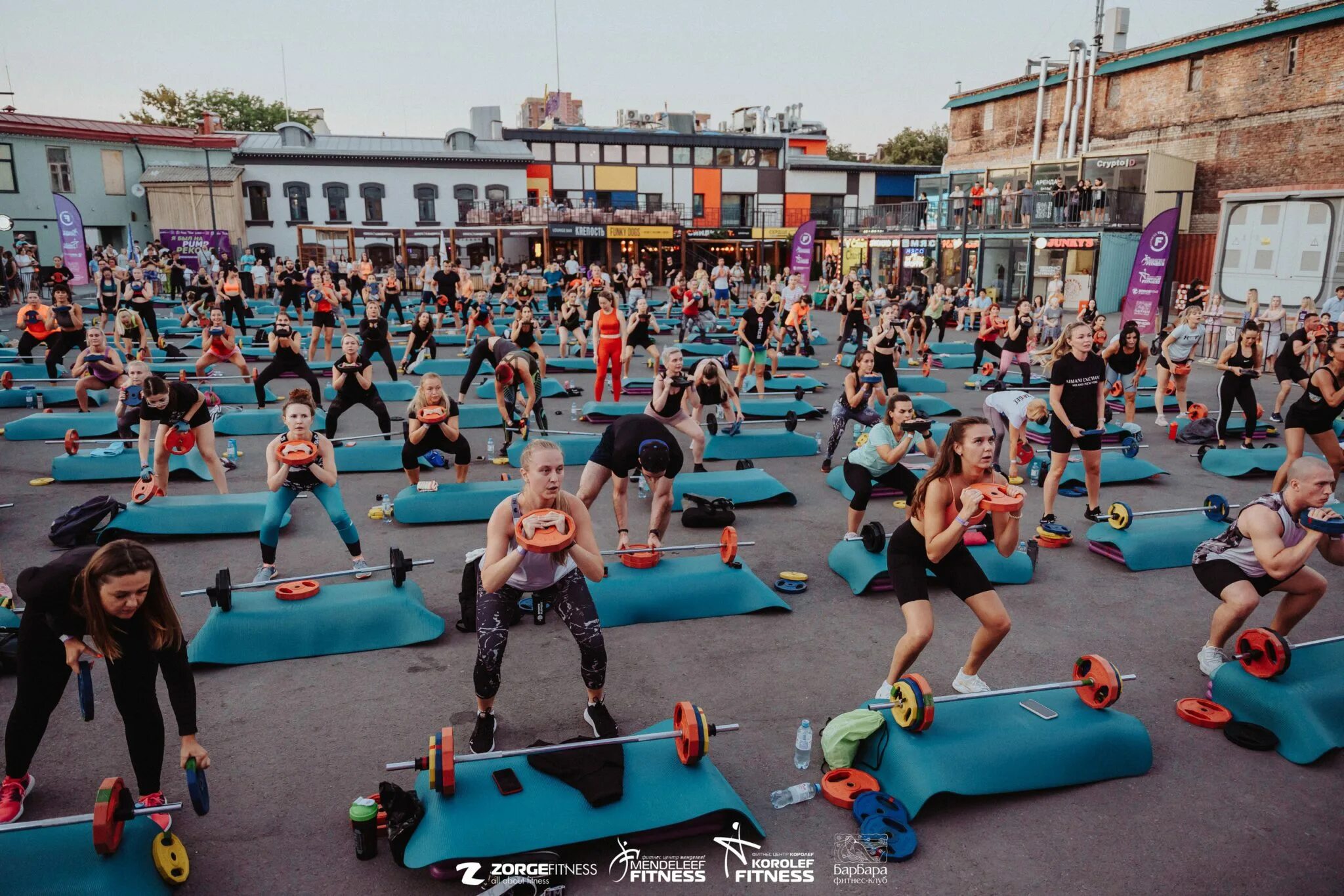 Компания fitness. Компания fitness. Компания fitness. Фитнес холдинг. Фирма xl.