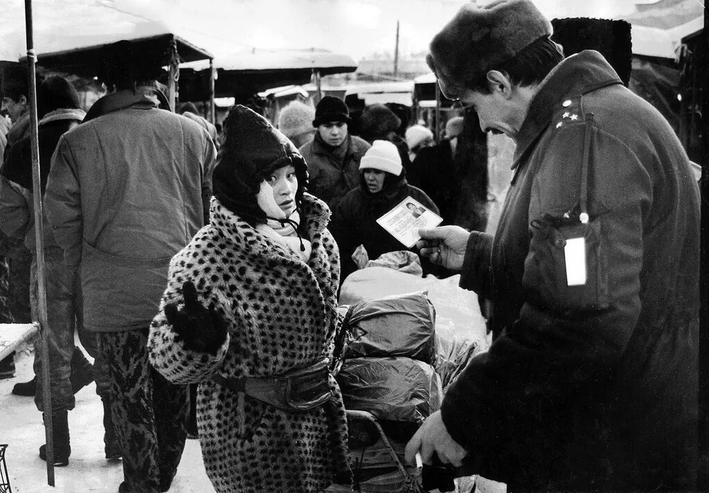 1990 е быть. 1990е годы крекшино. челноки в 90-х. рынок 90е. россия 1990-х годов.
