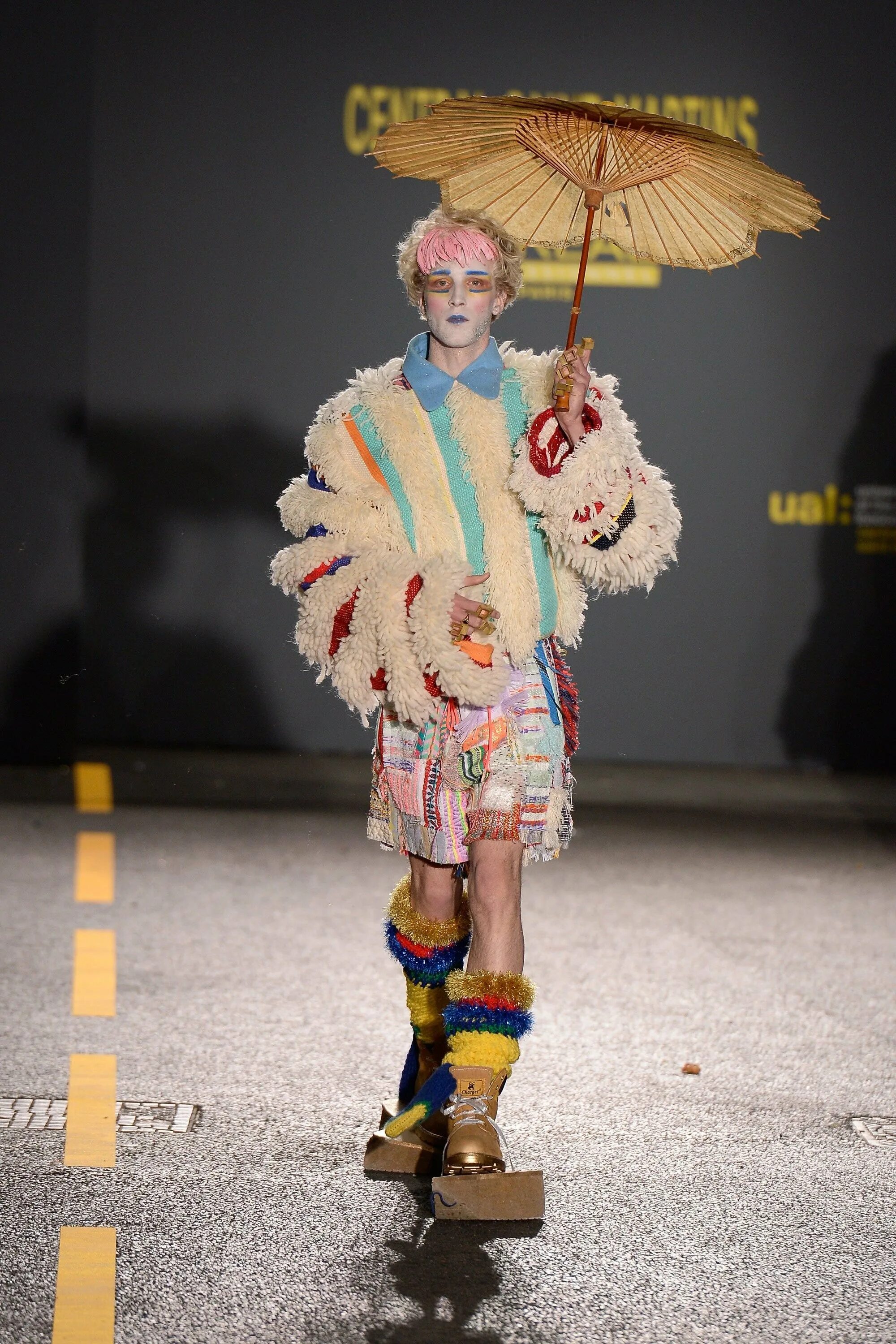 Очень странная мода. Безумные наряды. Очень странная мода. Очень странная одежда. Странные наряды на показе мод.