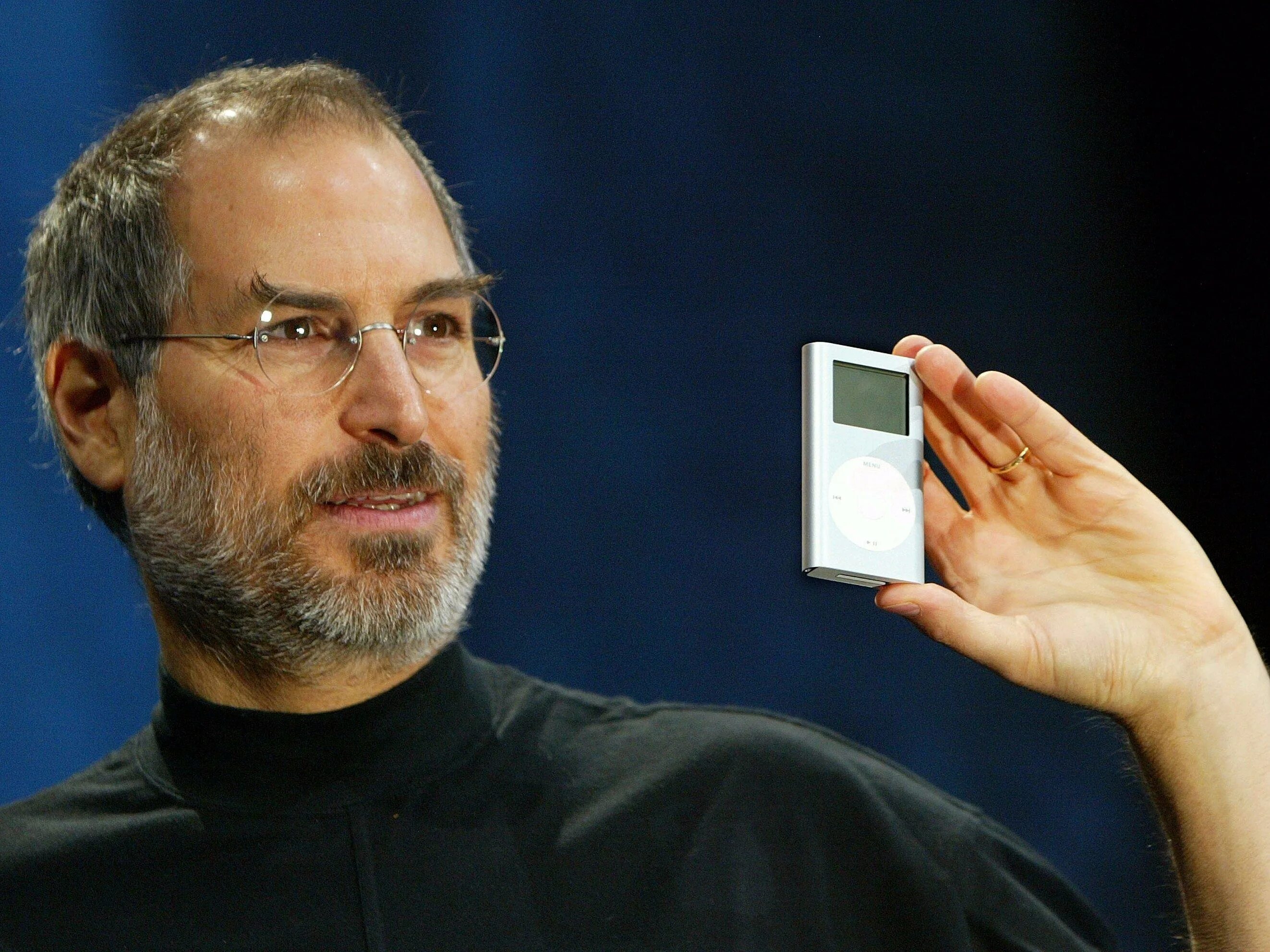Дрим джобс отзывы. Стив Джобс. Apple Стив Джобс. Стив Джобс 2001. Стив Джобс первый Айпод 2001.