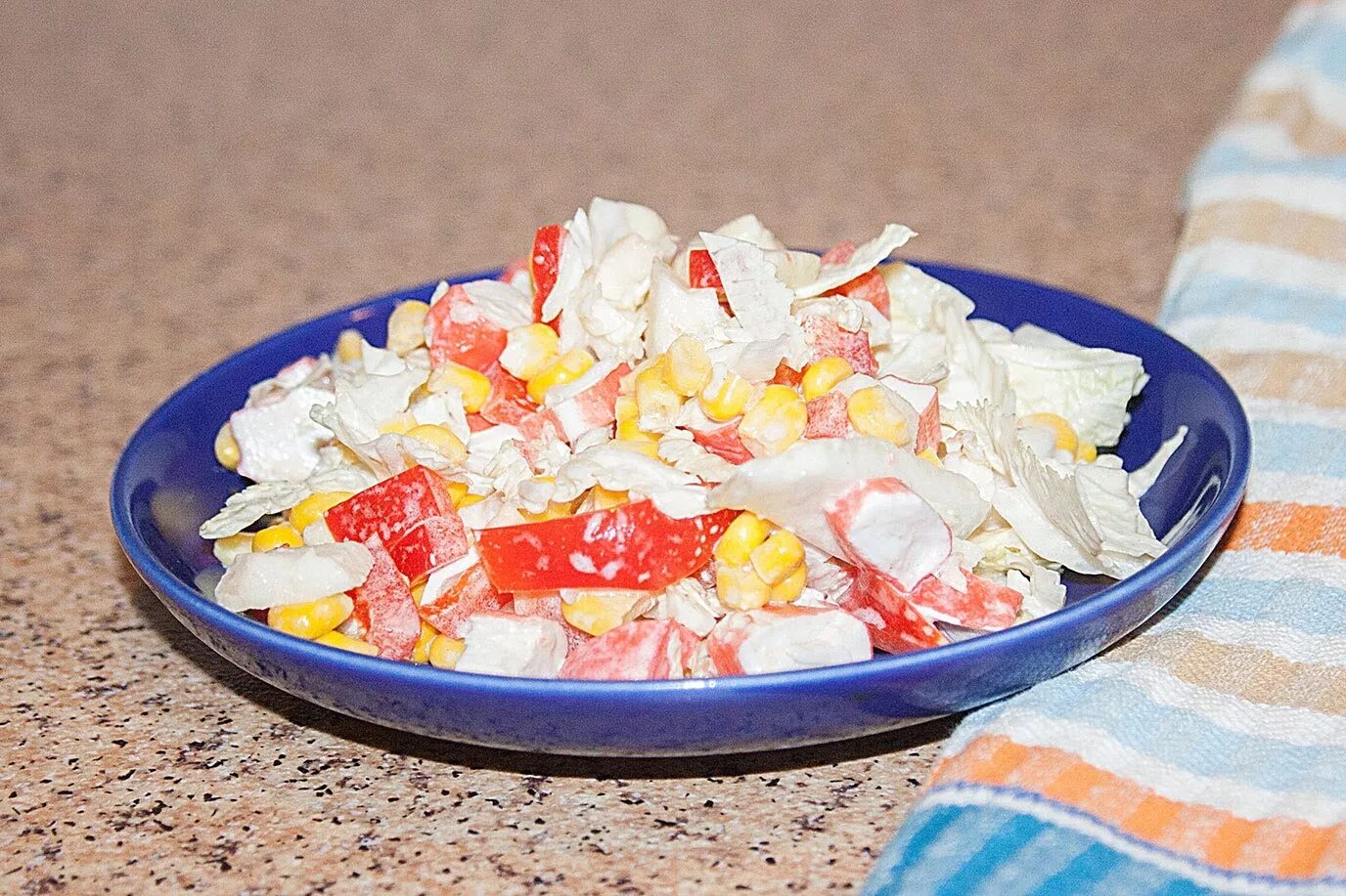 Овощной салат с крабовыми палочками. Салат с крабовыми палочками и горошком. Заправьте салат майонезом и перемешайте. Крабовый салат ингредиенты. Салат из крабовых палочек с яблоком.