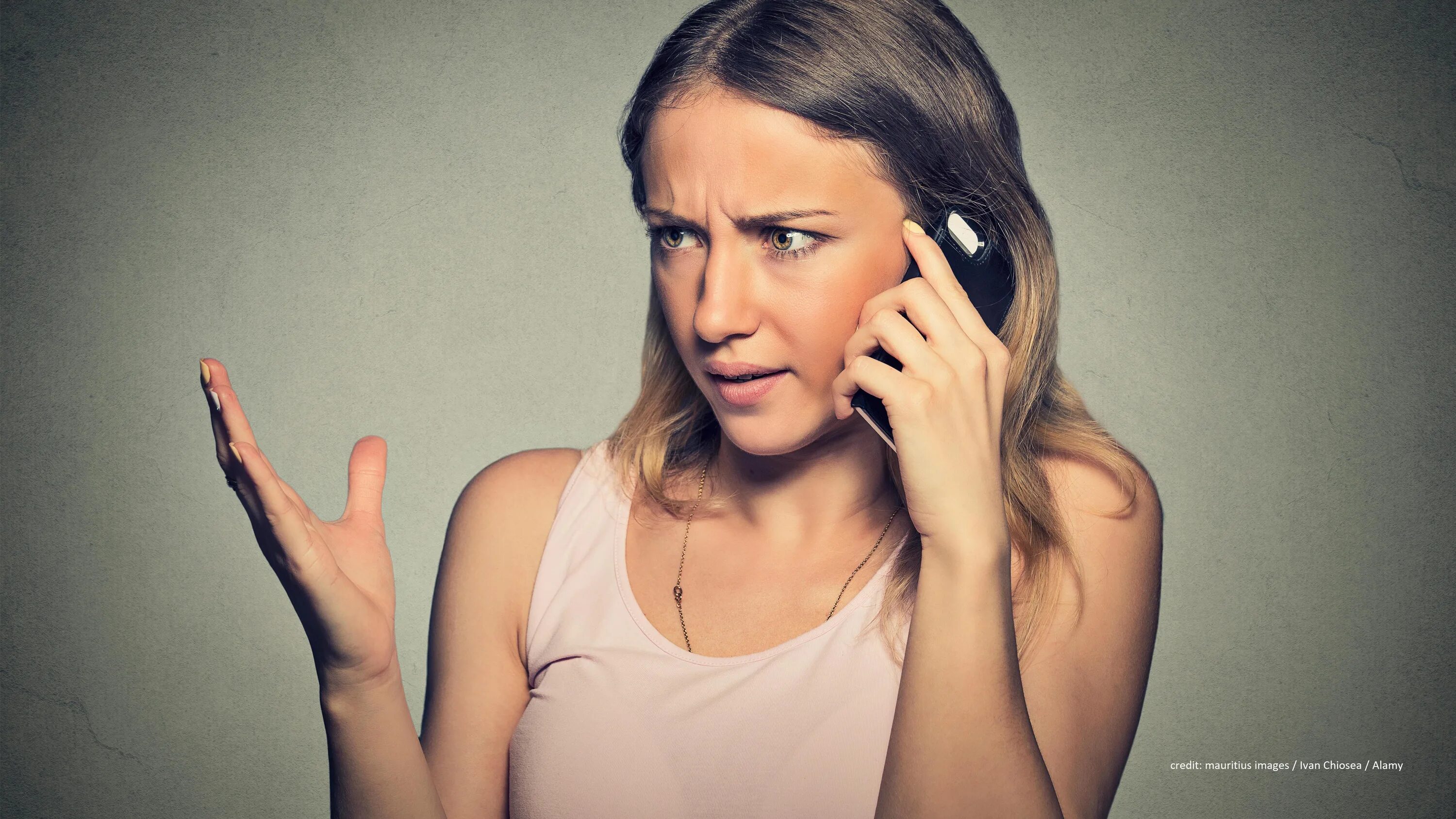 Говорит по телефону. Мегафон. Тревога телефона. Человек с телефонной трубкой. Разговор по смартфону.