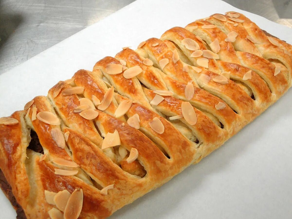 Слоеное тесто и плитка шоколада. Шоколад в слоеном тесте в духовке. Шоколад в слоеном тесте в духовке. Шоколад в слоеном тесте. Шоколад в слоеном тесте.