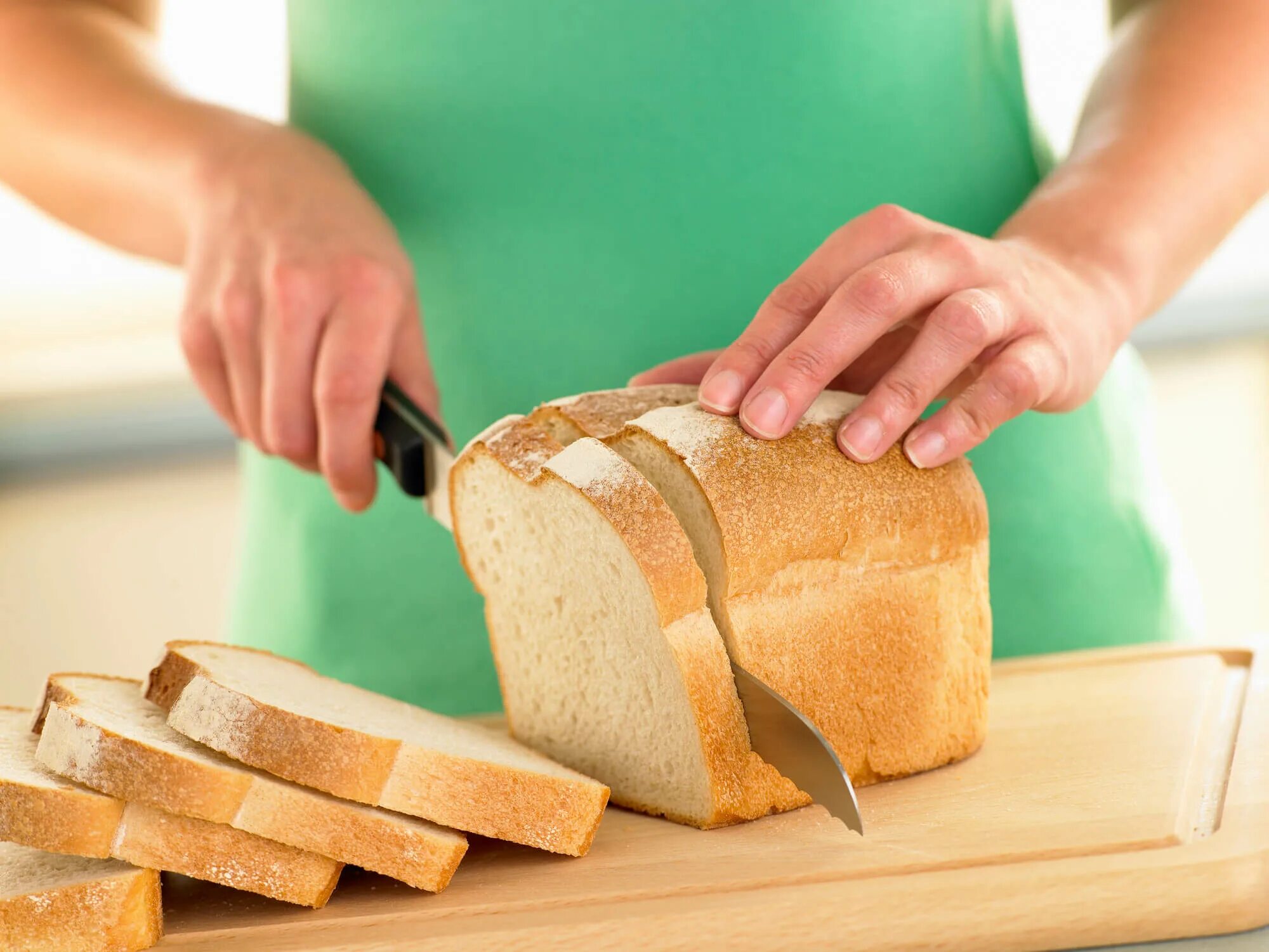 Как размягчить хлеб. Нарезанный хлеб. Резать хлеб. Нарезка хлеба. Разрезанный хлеб.