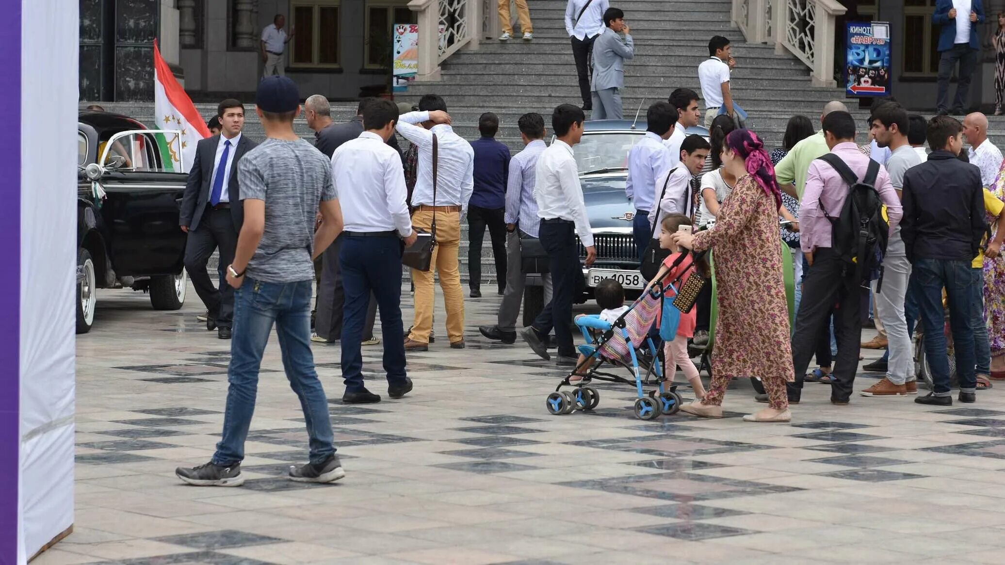 Сколько населения в таджикистане в 2024. Жители Душанбе. Таджикистан люди на улице. Душанбе люди. Душанбе население.