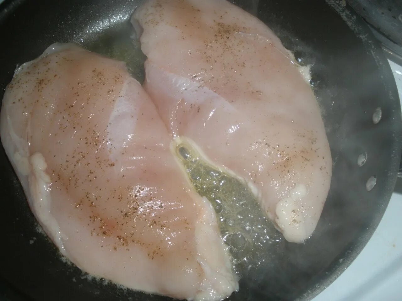 жареная куриная грудка. грудка в молоке на сковороде. курица в сметане на сковороде. курица в сметане в духовке. грудка в молоке на сковороде.