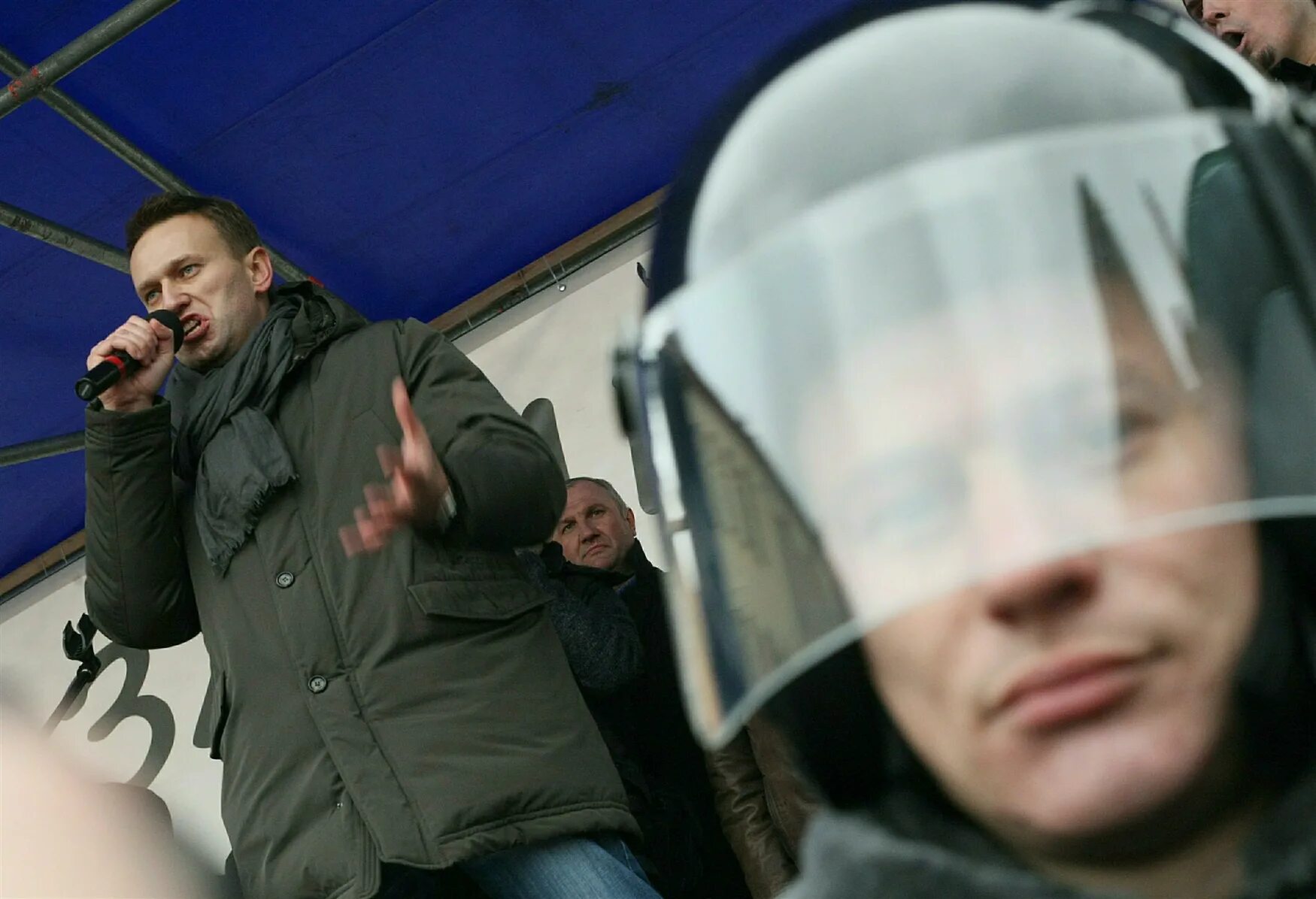 Когда посадили навального дата. Суд над навальным. Навальный с косметикой. Навальный в суде 2021. На сколько лет посадили навального сейчас.