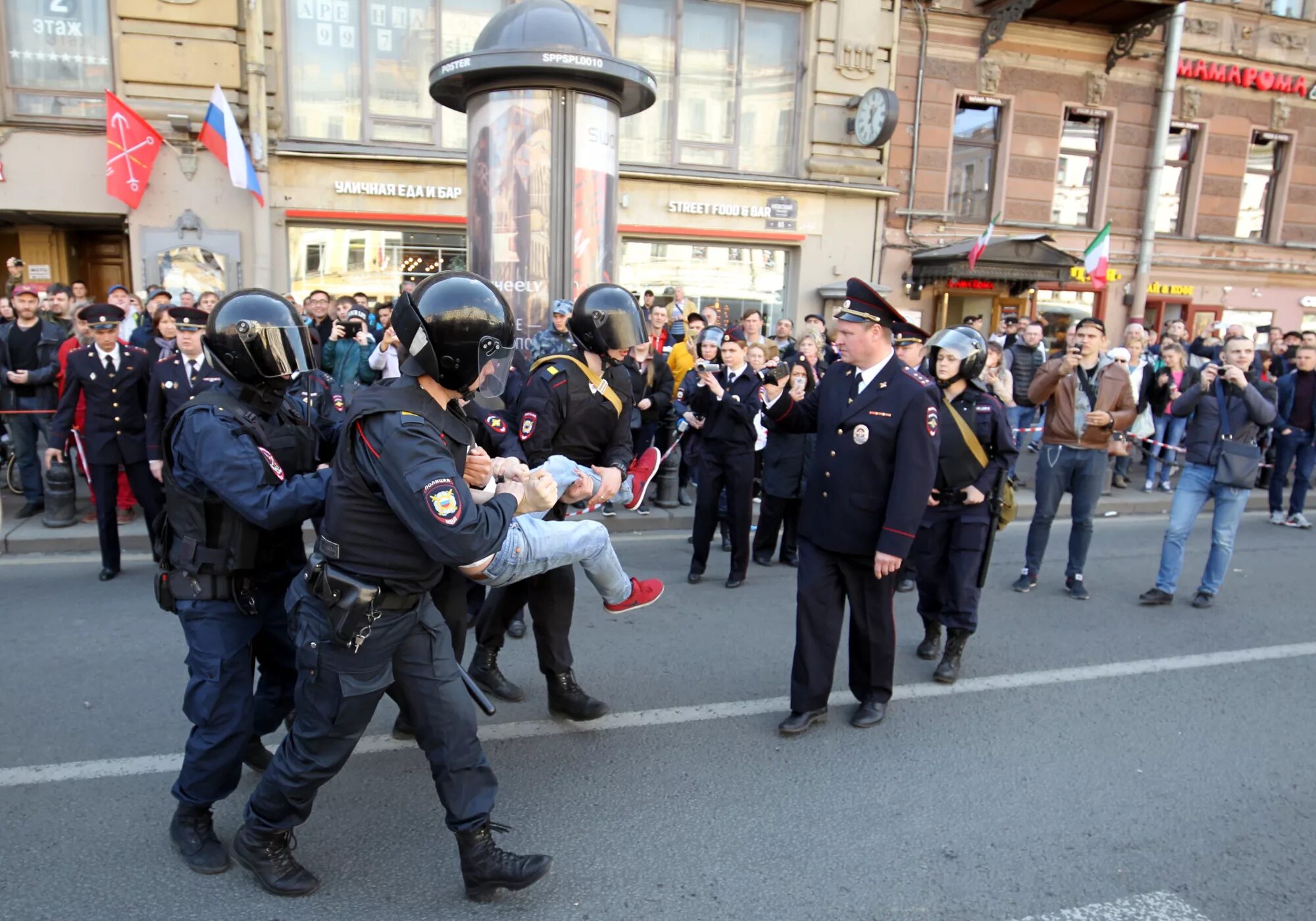 Какой будет май в санкт петербурге. Разгон демонстрации в Санкт Петербурге. Разгон митинга в Питере. 1 Мая Санкт Петербург.