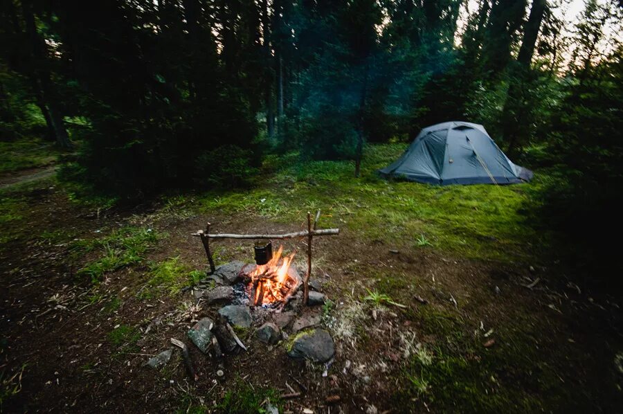 Туристический бивак. Туристский бивак. Палатки бивака. Палатки бивака. Бушкрафт лагерь в лесу.