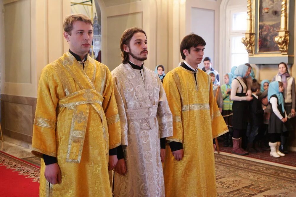 Алтарник православие. Священник в алтаре. Пономарь алтарник коломна. Священник в алтаре. Никольский храм красногорск.