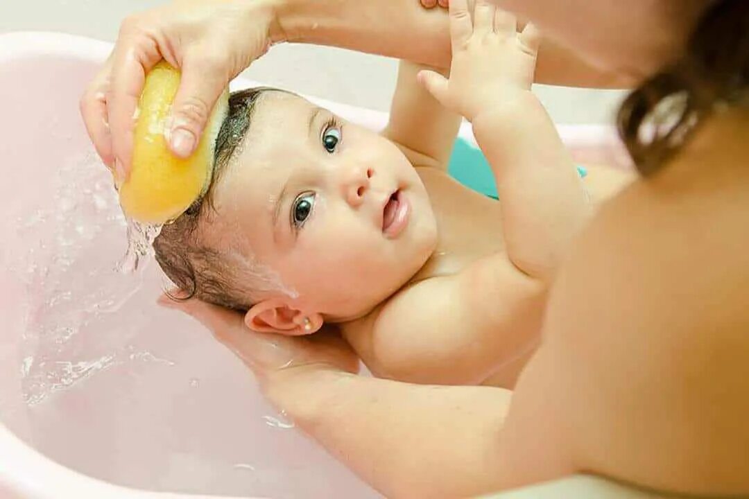 Сколько нельзя купать. Мытье ребенка. Малыш купается. Гигиена новорожденных. Мытье головы детям.