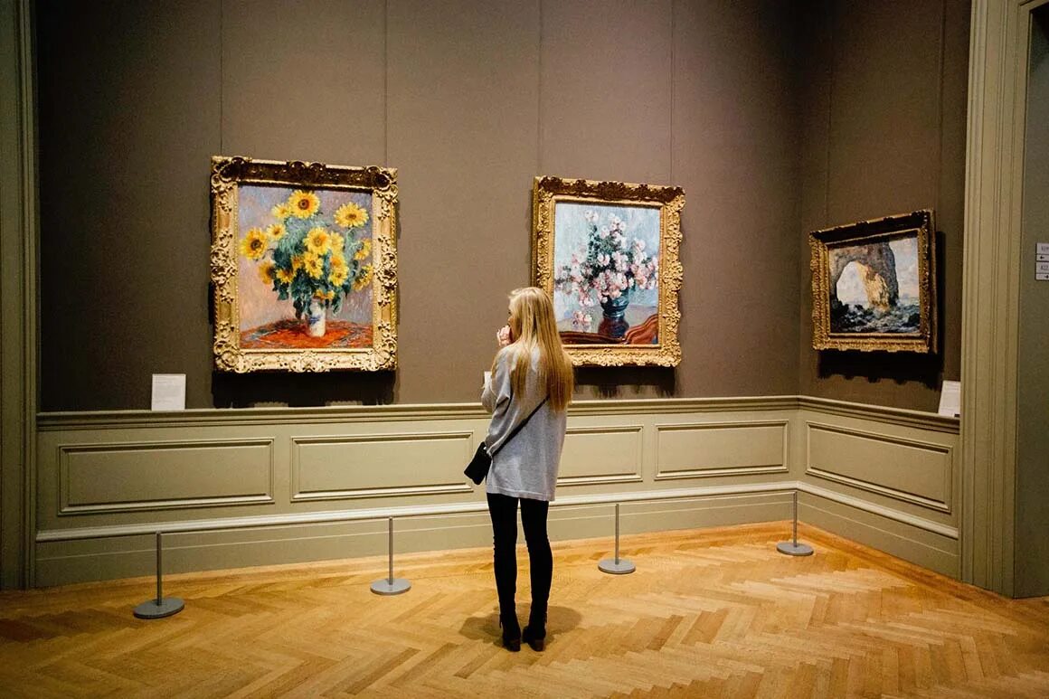 Человек рассматривает картину. Картинная галерея. Галерея картин. Галерея искусств. Картина в музее.