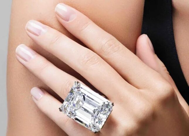 Бывшая карата. Кольцо с бриллиантом 20 карат. Кольцо с бриллиантом 100 карат. Алмазное кольцо 100 карат.