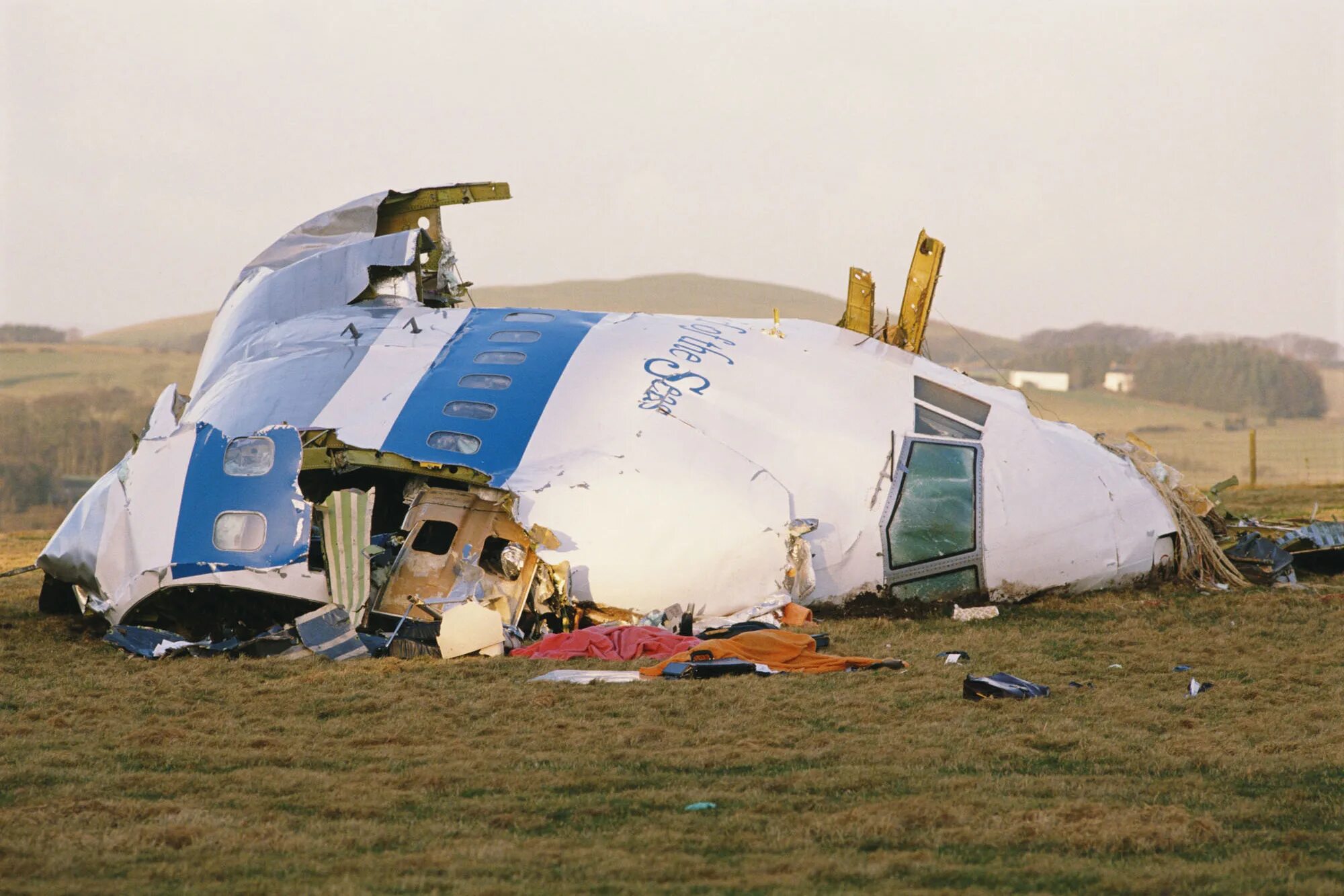 Авиакатастрофа боинг 747. Взрыв boeing 747 над локерби. боинг 747 авиакатастрофа.