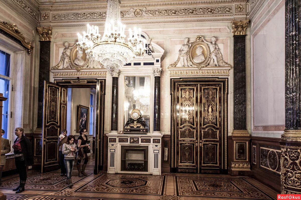 Двери эрмитаж. Дверь альберо прадо белая. Эрмитаж парадный вестибюль. Интерьеры зимнего дворца камин. Межкомнатные двери дворцов.