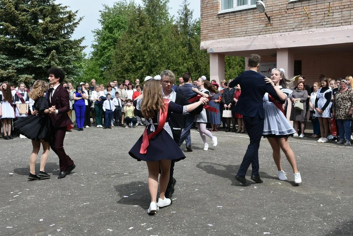 Песня последний звонок прозвенит. Выпускной 9 класс. Выпускной после 9 класса. Фотографии выпускниц школ. Выпускной 23 последний звонок.